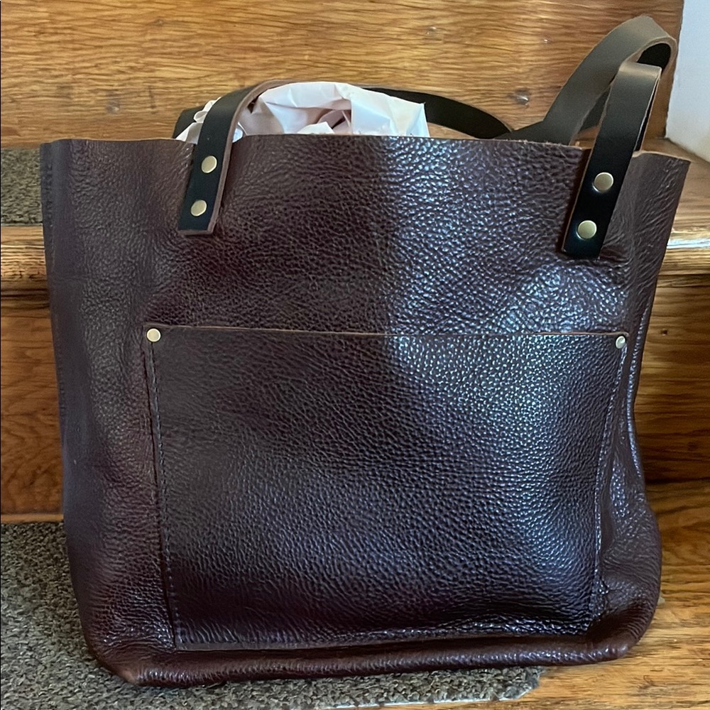 AP Portland Leather Medium classic Leather Tote in Coldbrew